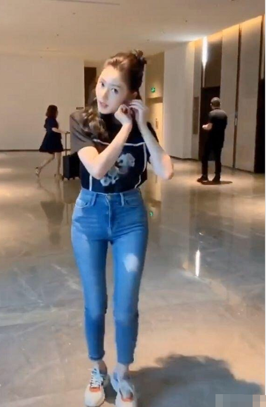 张天爱忙着上班,穿一条牛仔裤就出门,却意外显现"南瓜