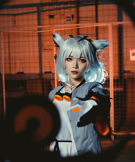 cosplay《明日方舟》白面鸮,御姐气质尽显,堪称神还原
