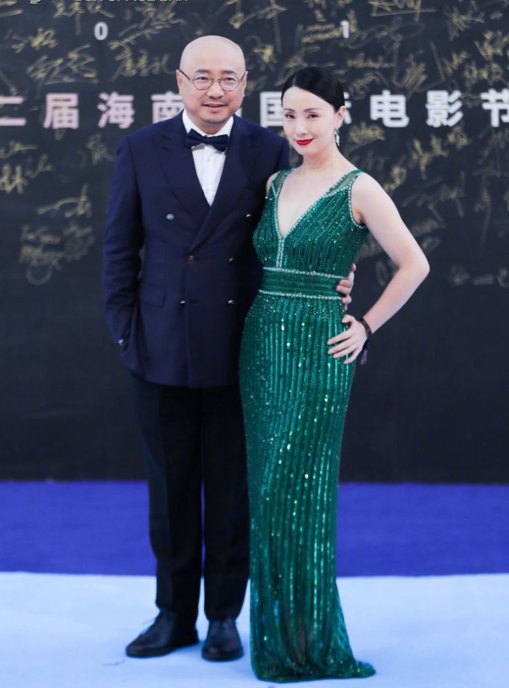徐峥夫妇走红毯,47岁陶虹穿亮片裙真有韵味,难怪老公搂着腰不放