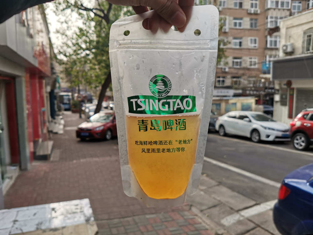 用塑料袋装啤酒,全国只有青岛有!外地游客:真开了眼