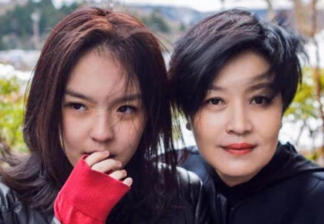 李咏女儿法图麦不惧非议又晒美照妈妈哈文短短几字难掩思女之心