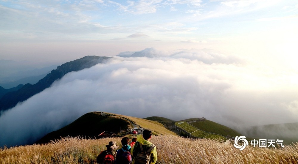 江西安福武功山 流云如瀑挂山间