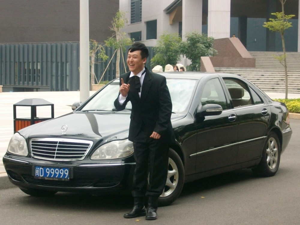 他曾有幸"成为"慕容云海的管家,10年后穿潮服拍写真