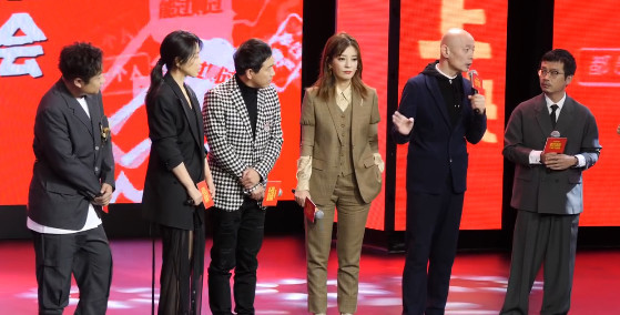 赵薇挺孕肚现身医院怀二胎了?近况曝光力破谣