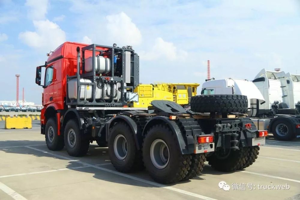 亚洲首台奔驰arocs 4863 slt 8x8大件牵引车运抵中国