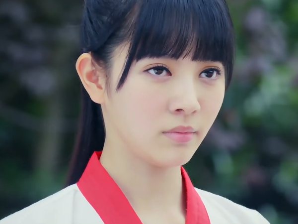 还记得《旋风少女》曲光雅吗?染回金发,原来是童年女神