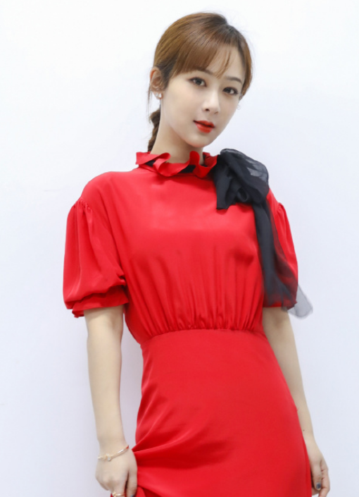 气质女星杨紫,一身红色长裙,尽显知性优雅的魅力