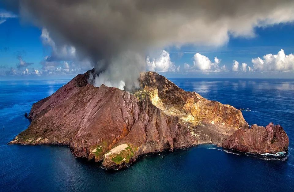 岩浆沿地壳中的断裂带或裂隙溢出地表,这样形成的火山通道在地表呈窄