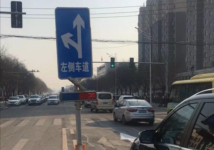 与二街南路口)由西向东方向左侧车道的原左转,调头标识现更改为直行