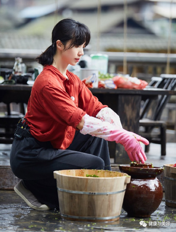 172cm孙莉是女人蹲姿的教科书,挺着背干完了一整期的
