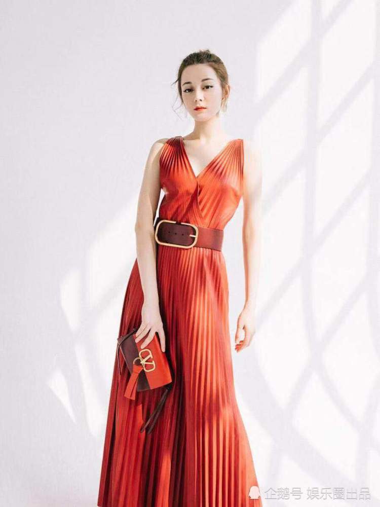 迪丽热巴真会拍照,明明红色连衣裙大了一码,却美出了新高度