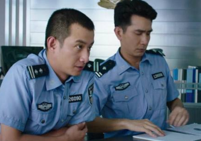 听刘轩的描述,文章饰演的小警察就一直在那里憋笑,堪称一绝