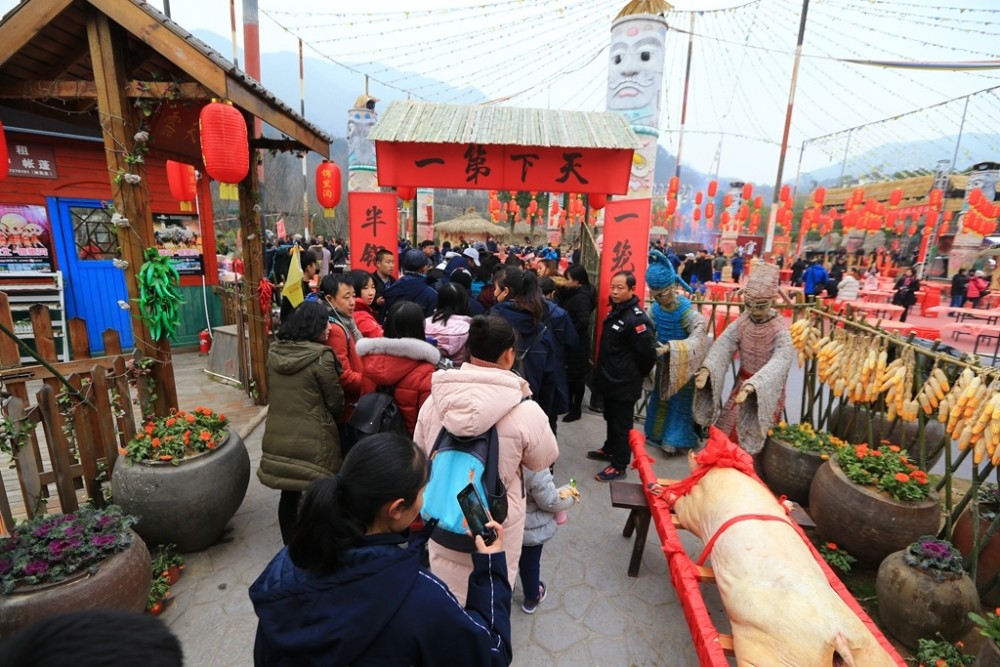 过年的时候杀猪迎新年,是一年中最具人气最热闹的时刻.