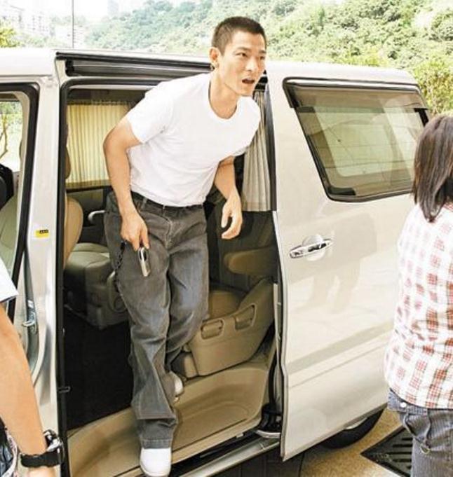 刘德华的座驾,26年换了5辆,为家庭卖掉越野车,从此只坐保姆车