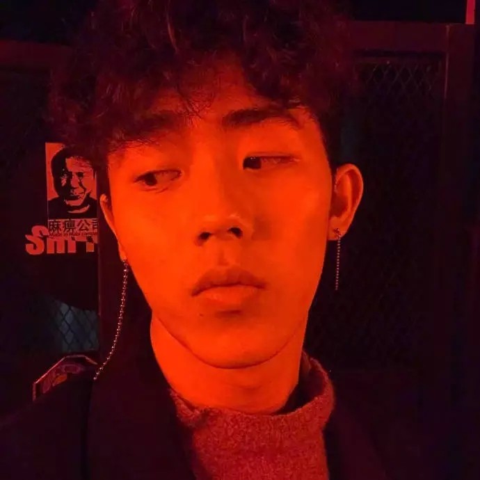 ins热门男生头像:人是不能闲的,一闲就会想得太多