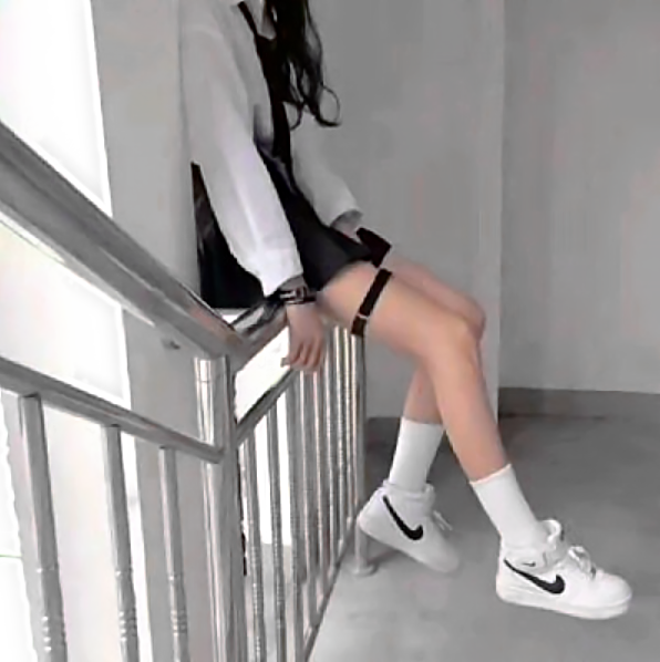 而生活中很多男生若是看到女生腿上绑带子,会有种想要征服