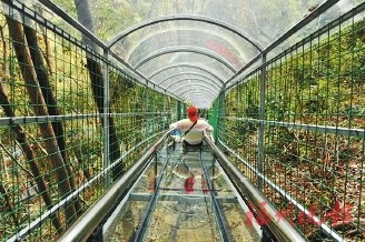 飞云峡景区玻璃旱滑道.