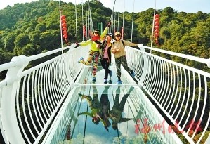 飞云峡景区的玻璃栈桥.