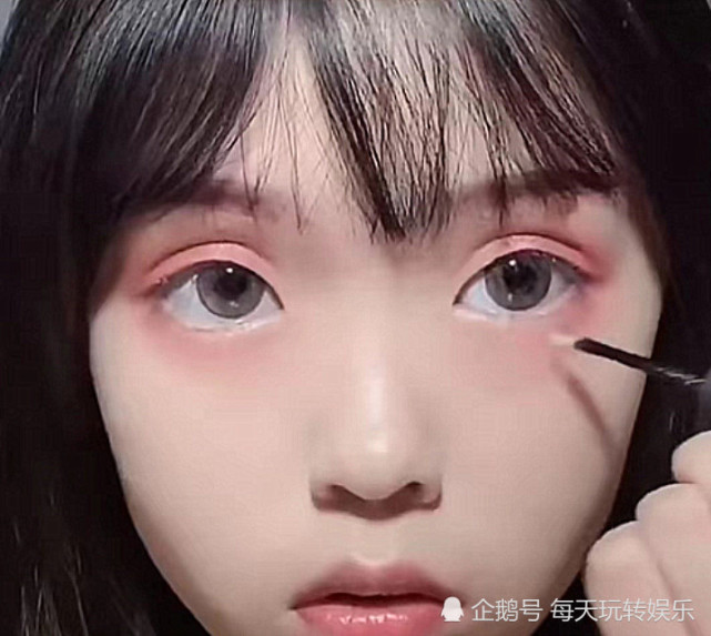 小学生画"洋娃娃妆,开头:作业不够多?成品:看来该叫班主任了