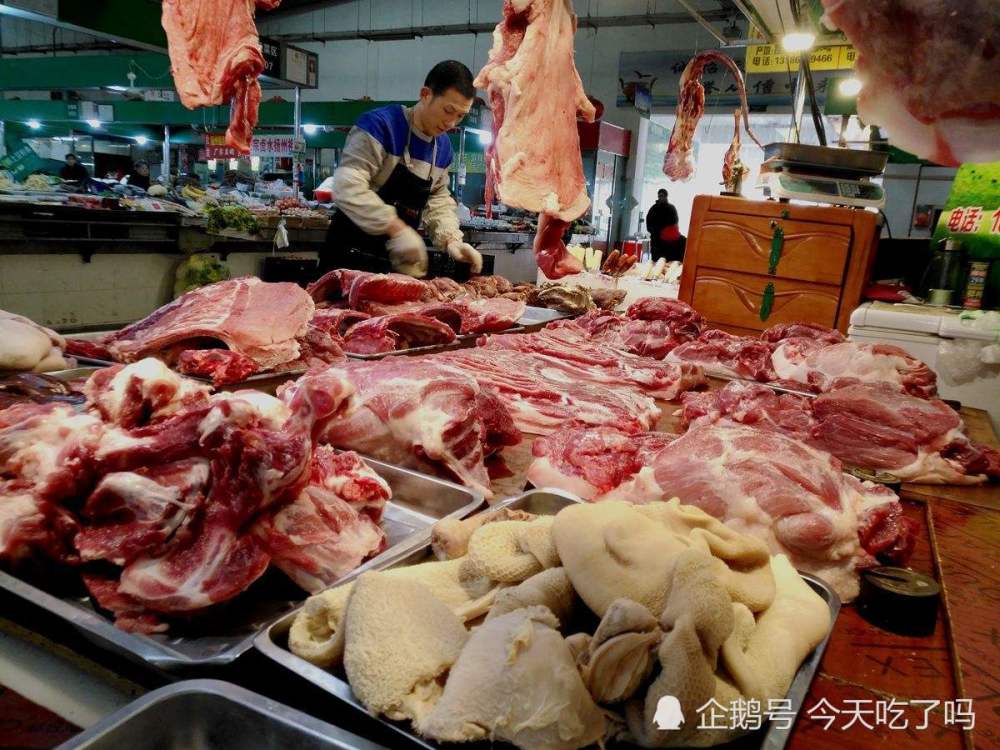 为什么菜市场的牛肉挂着卖,猪肉放在案板上卖?你知道吗