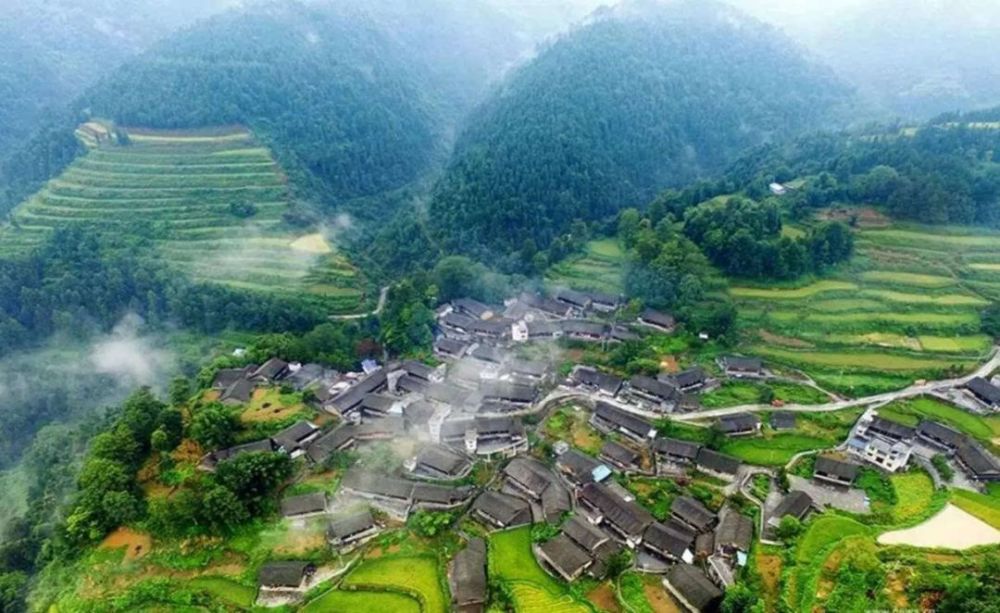 湖南湘西土家族苗族自治州花垣县双龙镇十八洞村