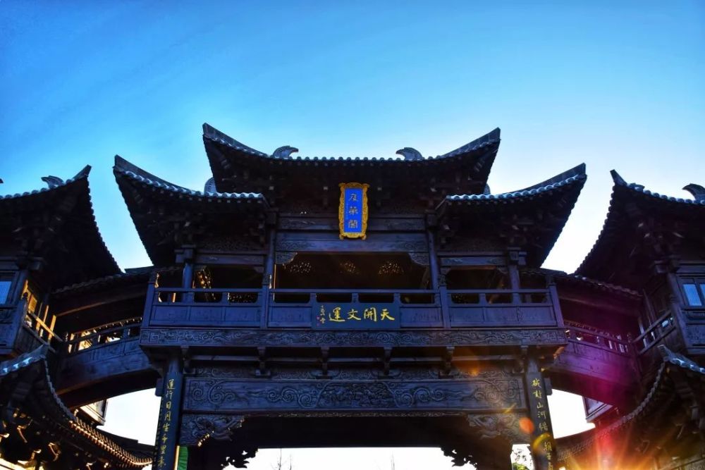 临水而建的启封客栈