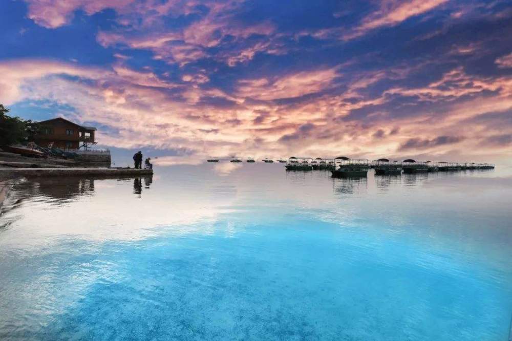 抚仙湖,因湖水清澈见底,晶莹剔透,被古人称为"琉璃万顷".