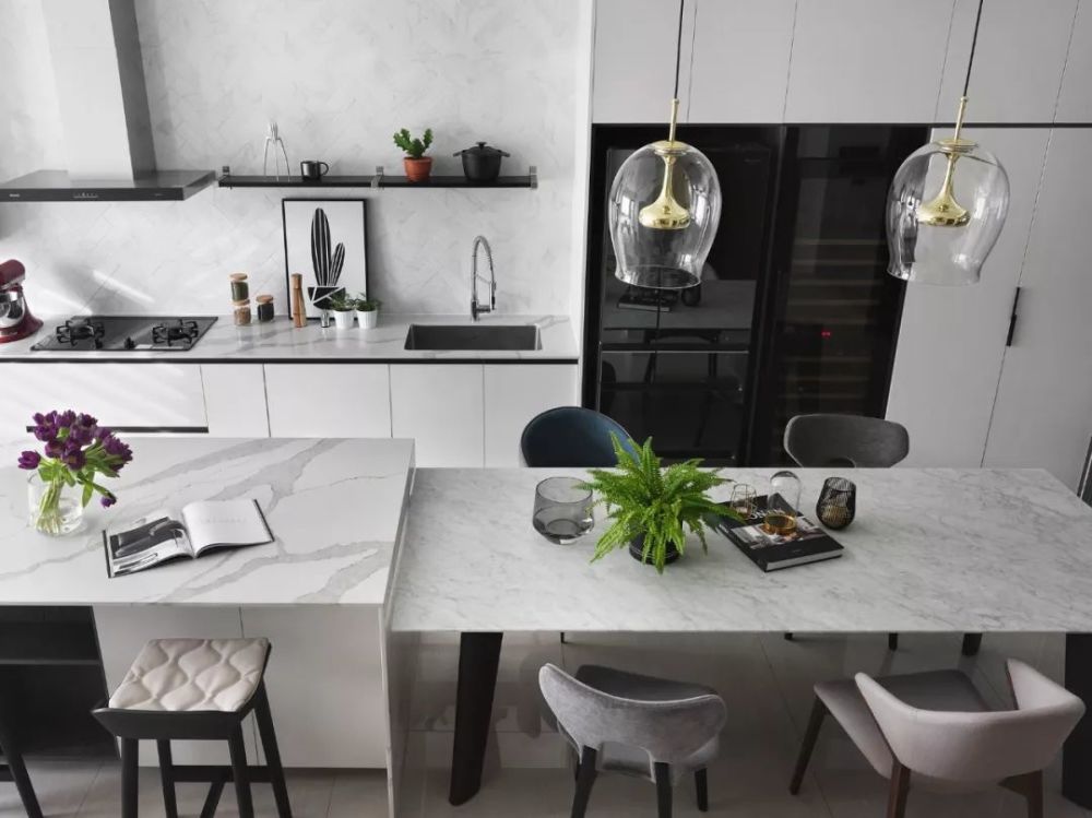 餐桌与小岛台连在一起,旁边即是厨房,餐厨一体式设计,不浪费一点空间.