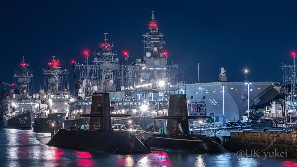 实力不可小觑!夜探日本军港重地:航母盾舰挤满码头,潜艇扎堆杀气重