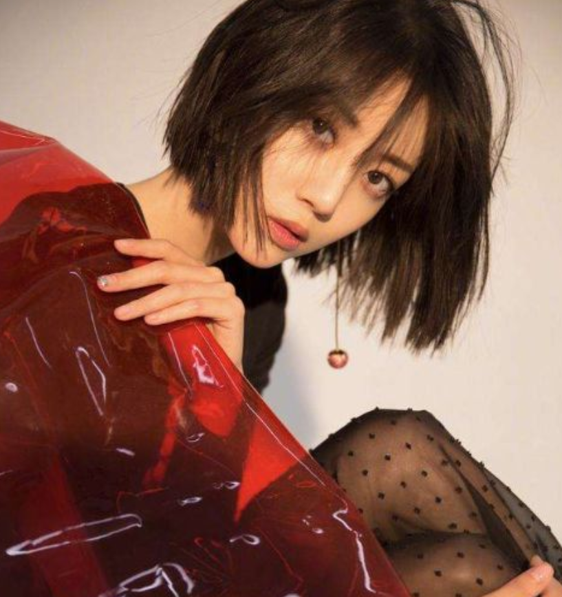 毕竟作为当初出演《爱情睡醒了》的女主,李溪芮就此一炮而红,后来又