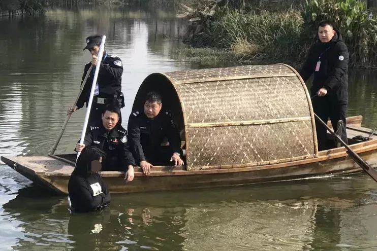 因感情纠纷,湖州3名男子为一女子集体跳河.