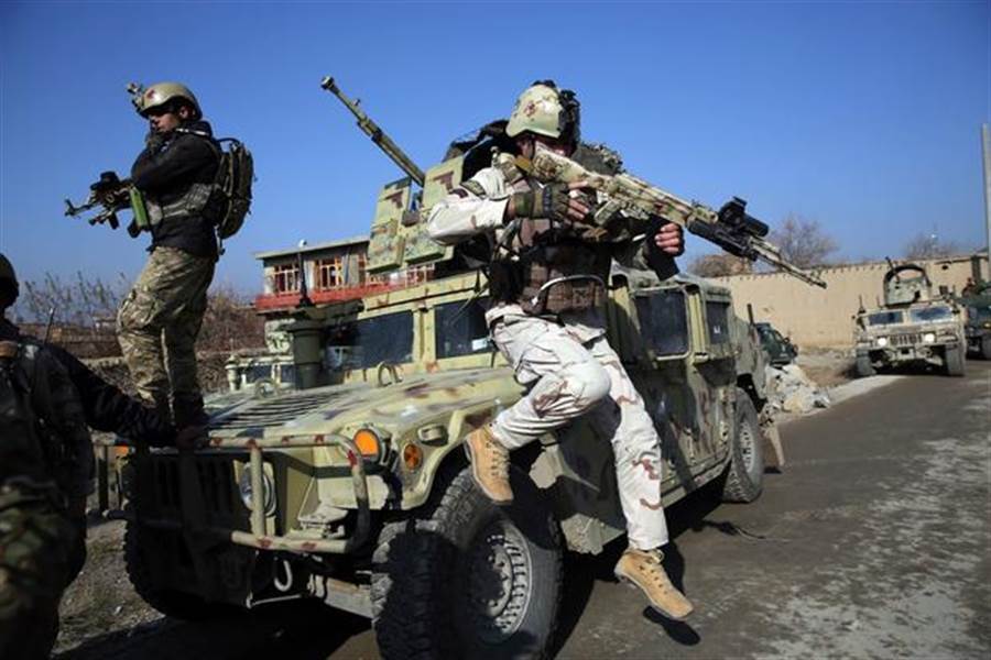 阿富汗美军基地发动自杀袭击,随后与及时赶到的美军和维和部队发生了