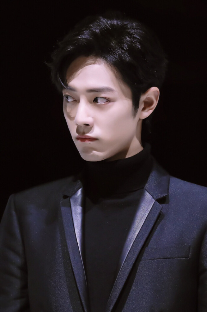 肖战黑色西装参加活动,看到他打哈欠的瞬间,兔兔又出来了!