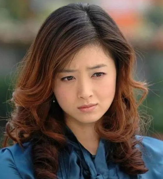 40岁女人别整"阿姨发型"了!这3种"显嫩发",优雅大气不
