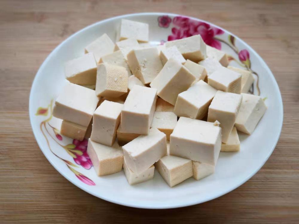 食材:豆腐1块,西红柿1个,菜椒1个,蒜3粒,姜1片,半勺盐,1勺生抽,少许