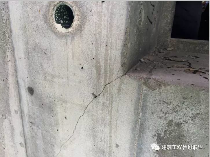 2,螺杆孔洞中部先填充100~120mm发泡剂.