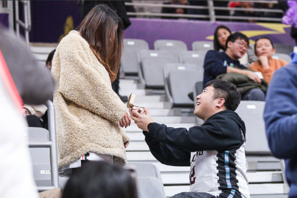 郭艾伦杨鸣在一起杨鸣球迷求婚大侄子粉丝周围球迷起哄嫁给他