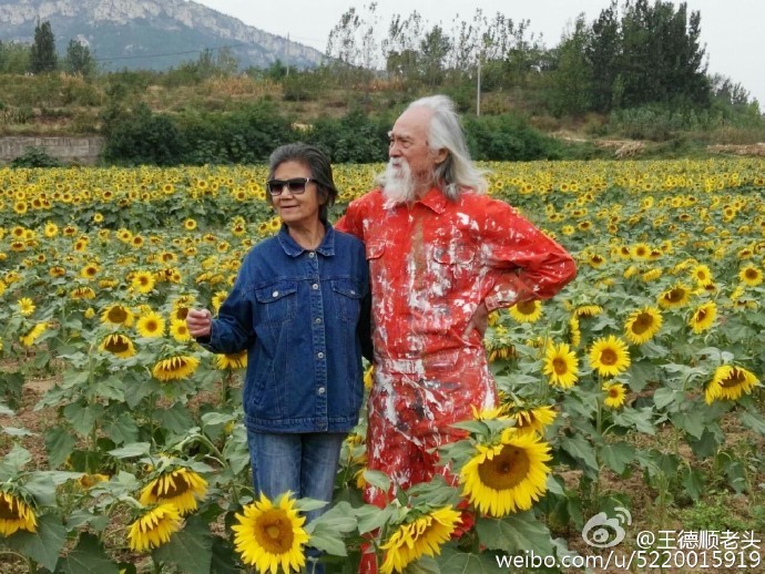 网友偶遇83岁王德顺夫妇,有说有笑感情好,老太太跷二郎腿超可爱