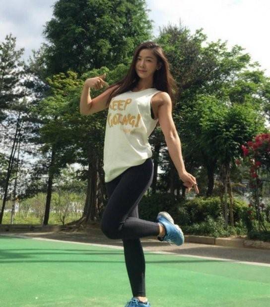 肌肉型美女叫板袁姗姗,腹肌马甲线,凸显力量美