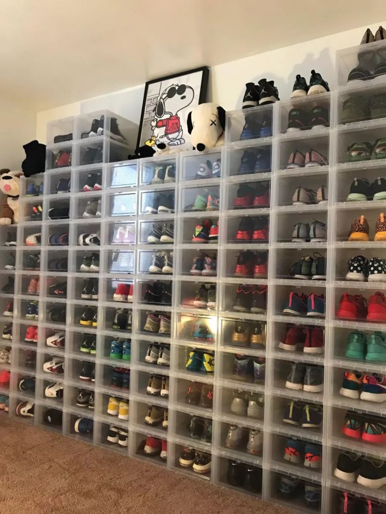 家里空间大的选手,就是买一堆透明鞋盒,组成鞋墙.