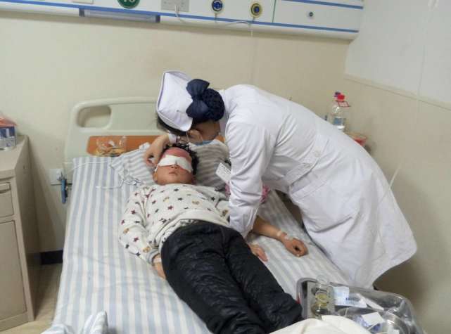 惨!8岁孩子放鞭炮炸伤双眼 医生:或会失明_大燕