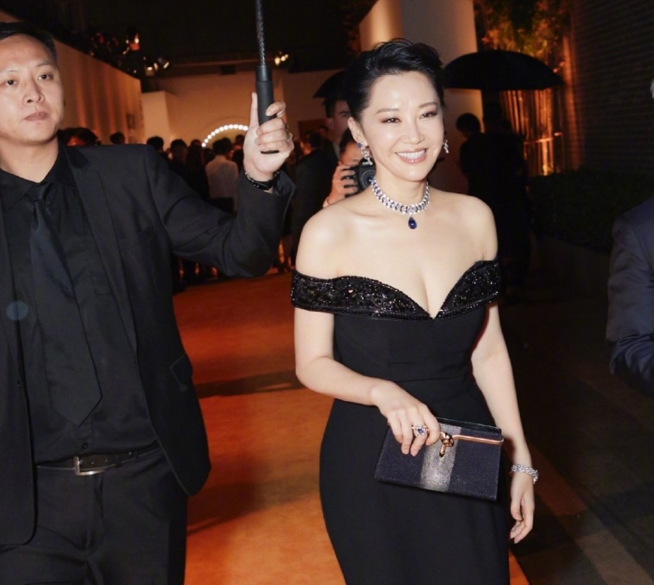 50岁的许晴活成少女,身穿v领亮点十足,网友:好羡慕