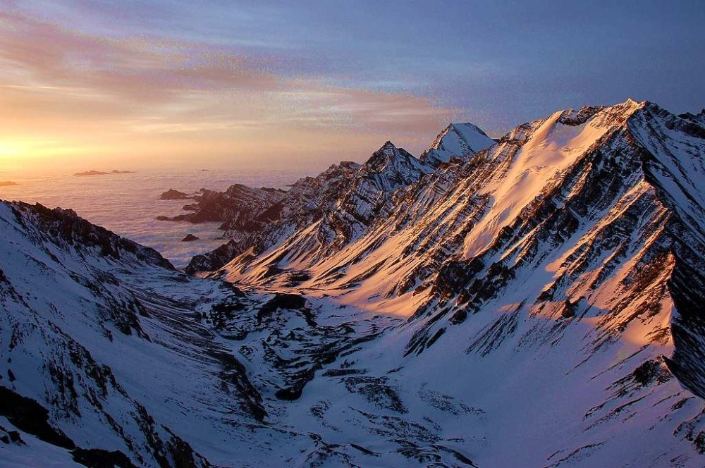 绵阳看雪景的好地方,平武雪宝顶.蓝天,白云,雪山组成一幅窒息美景