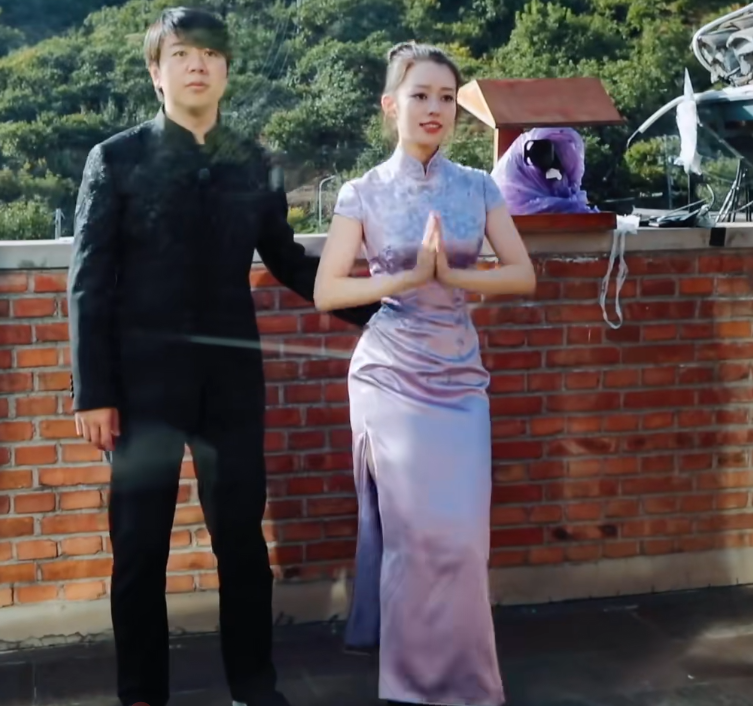 吉娜穿旗袍跳舞可谁注意她脚上的鞋子换一双会更好看