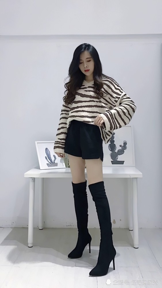 美女过膝长靴搭配条纹毛衣,街头范十足,时髦又显瘦