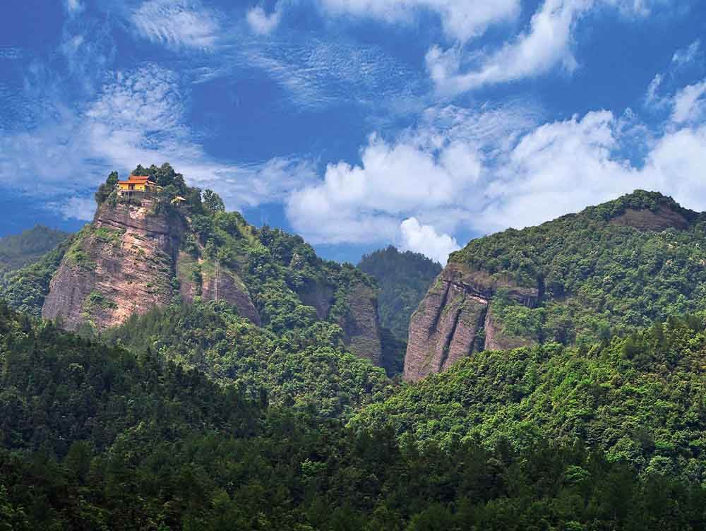 全南的山 全南县天龙山因山峦昂首酷似巨龙腾飞而得名,山势险要,奇特