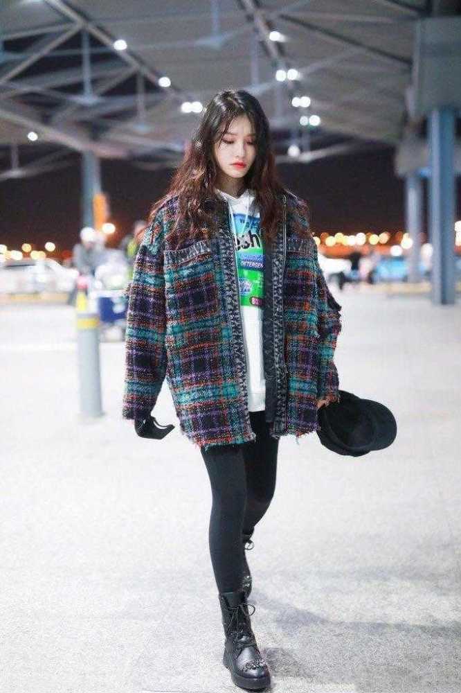林允穿搭造型甜美可爱,文理卷发搭配小香风外套 卫衣