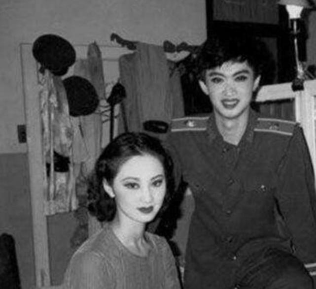 金星一共收养三个孩子,如今儿女男俊女靓,看清女儿长相后:赶快出道吧!