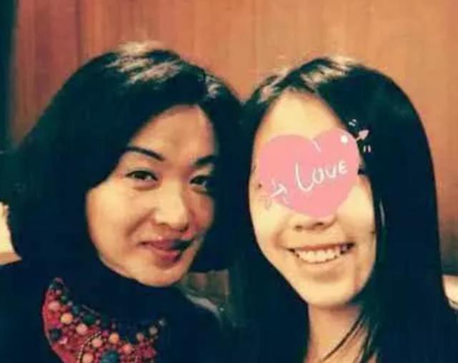 金星一共收养三个孩子,如今儿女男俊女靓,看清女儿长相后:赶快出道吧!