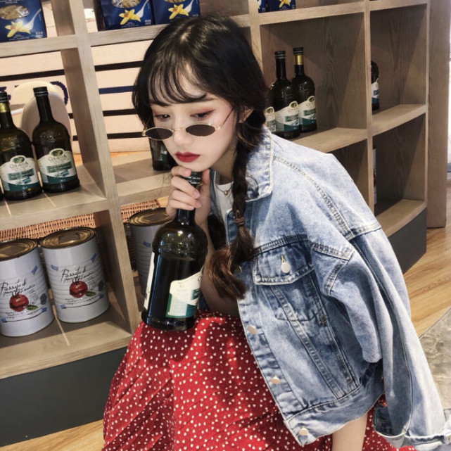 微丧女生头像:我随手招来了月亮,可你的温柔朝我开了枪